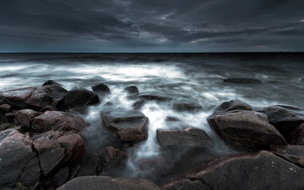 Мрачный берег моря