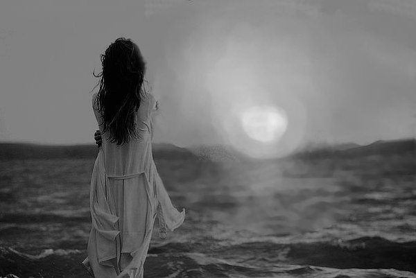 Девушка у моря грустит