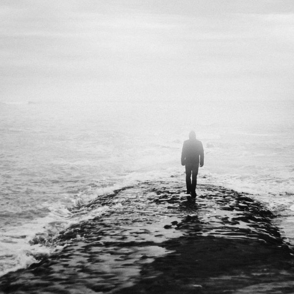 Одинокий человек у моря