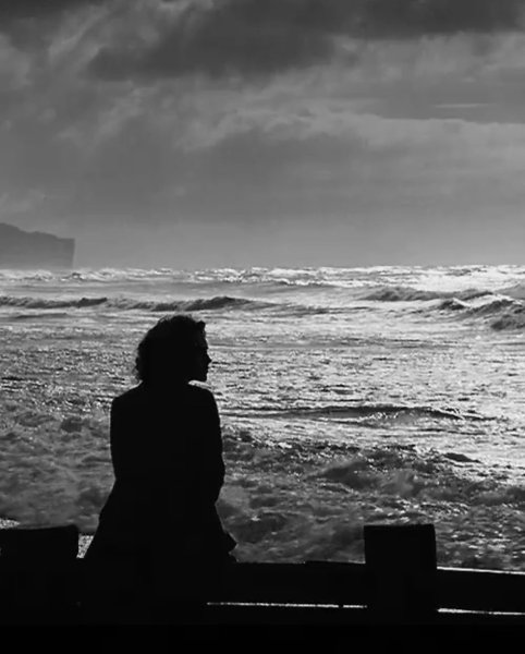 Одинокий парень у моря