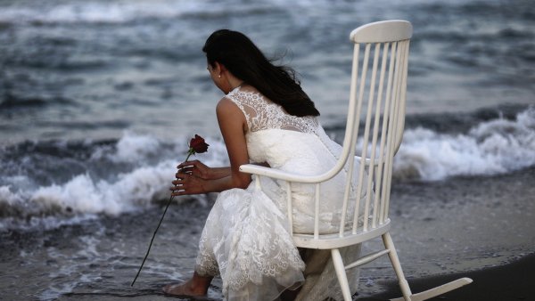 Блондинка грусть