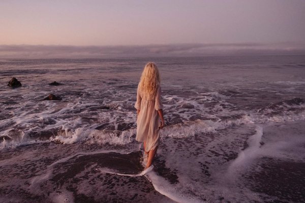 Девушка у моря зимой