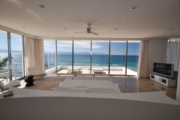 Вилла с панорамными окнами