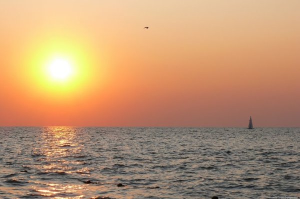 Рассвет на берегу моря