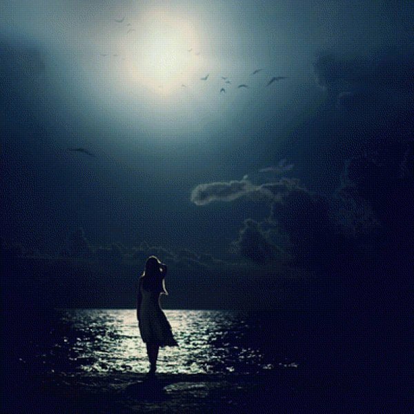 Девушка в одиночестве у моря