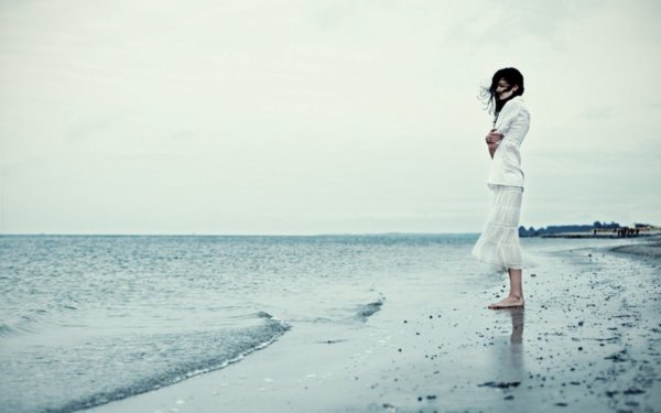 Девушка у моря зимой