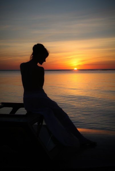 Одинокая блондинка