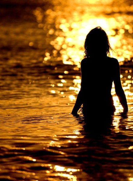 Девушка ждет у моря