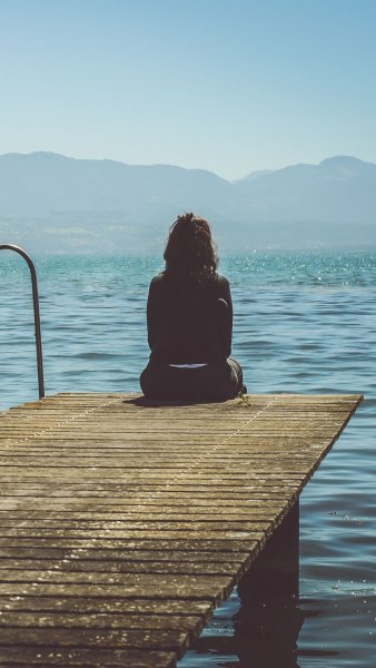 Девушка на закате спиной