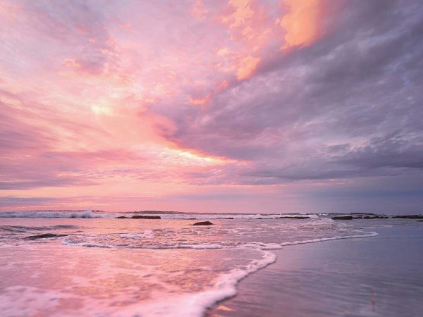 Розовый закат на море