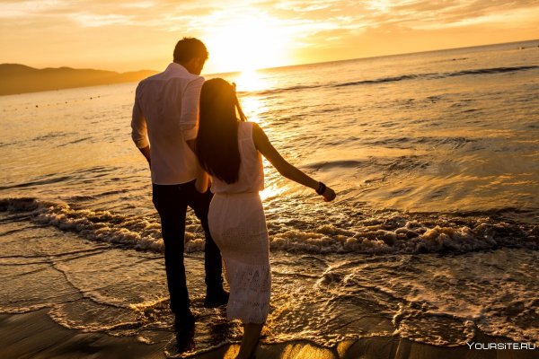 Влюбленная пара на море