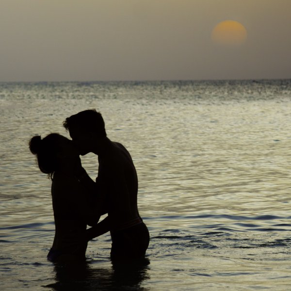 Влюбленные купаются в море