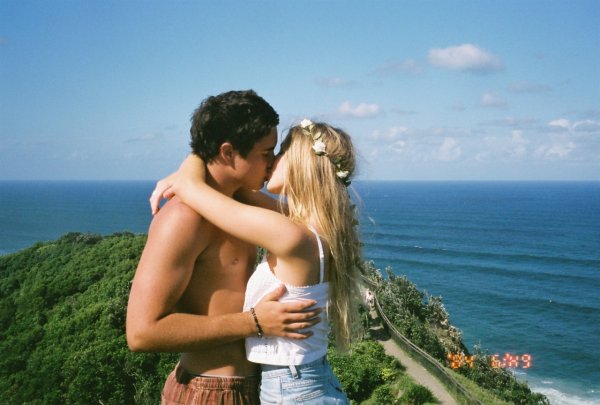 Влюбленные на берегу моря