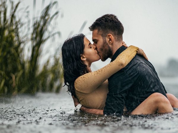 Влюбленная пара на берегу моря на закате