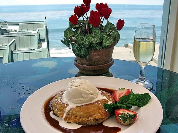 Завтрак любимой у моря