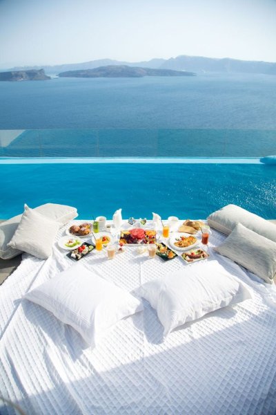 Шикарный завтрак на море