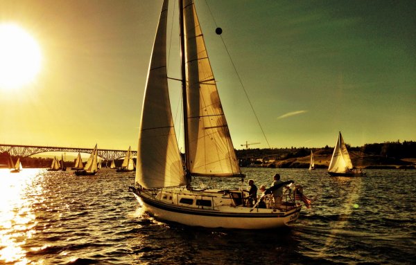 Мужчина на яхте в море