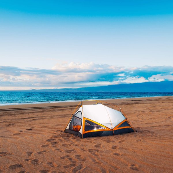 Палатка на берегу моря