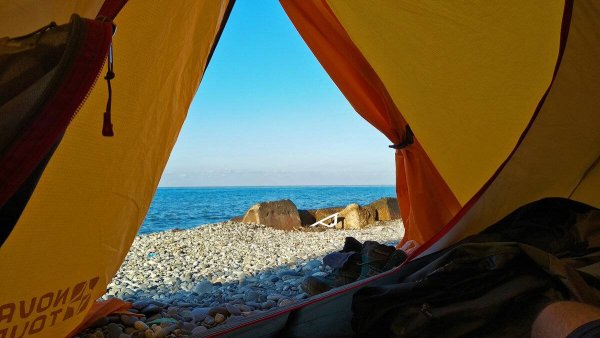 Палатка возле моря