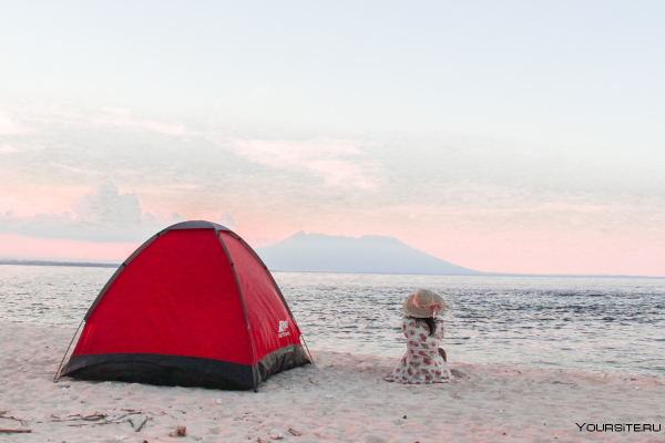 Палатка на берегу