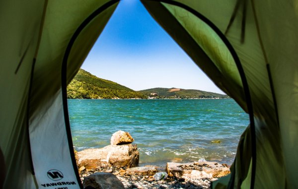 Палатка у моря