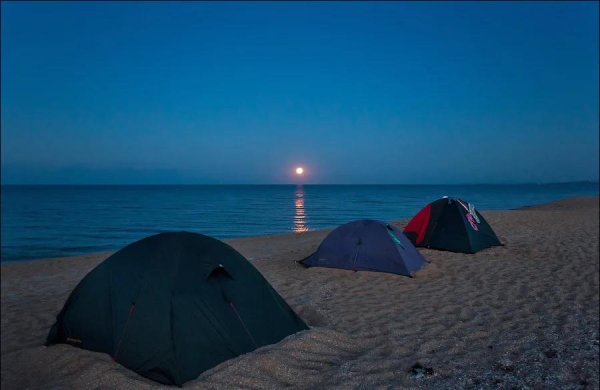 Палатка на берегу озера