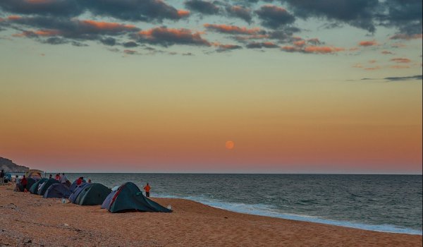 Семья в палатке на природе