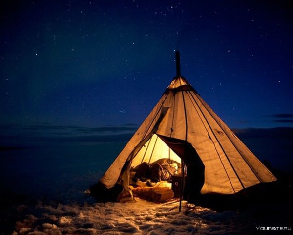 Палатка на берегу реки