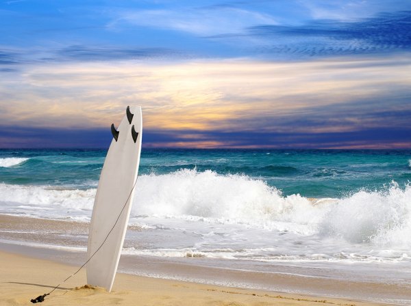 Море с доской для сёрфинга