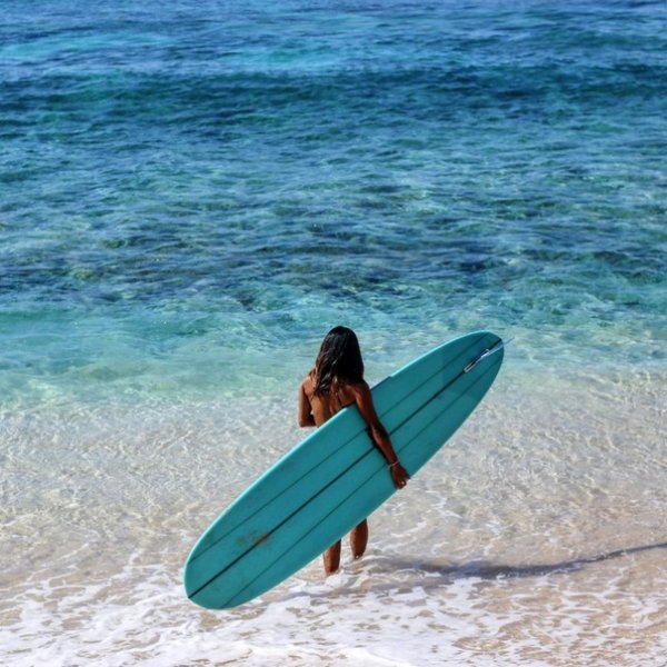 Серфингист с доской