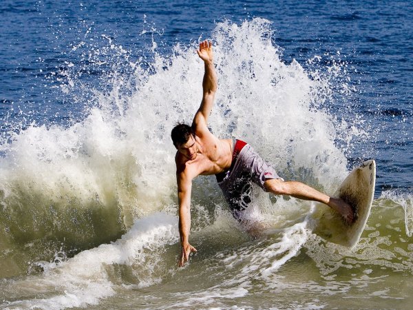 Серфингист на берегу