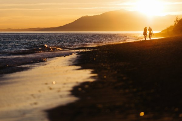 Влюбленная пара на море