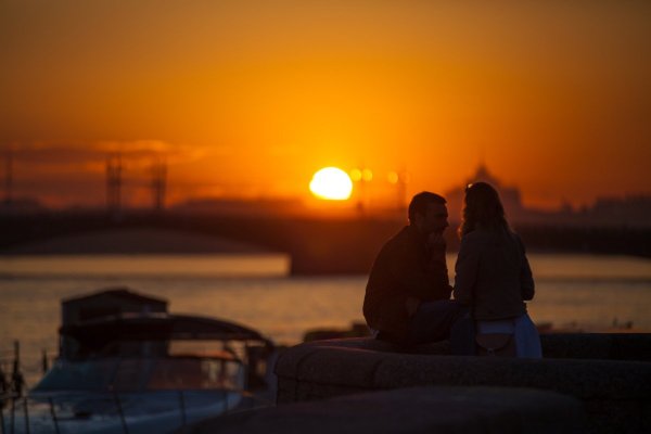 Влюбленная парочка на море