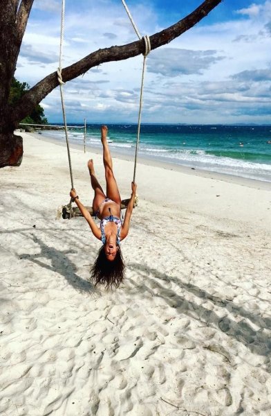 Девушка на берегу моря