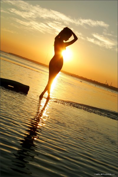 Девушка на закате у моря