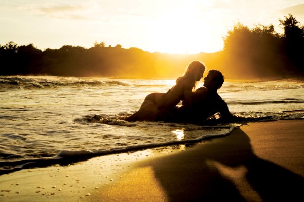 Двое влюбленных на берегу