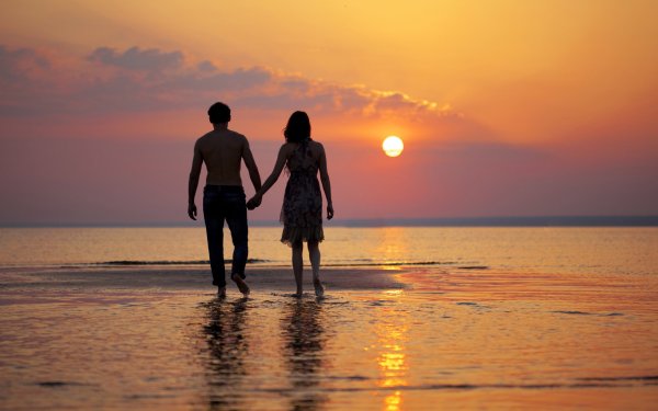 Пара на берегу океана