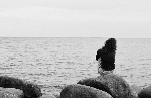 Уходящий человек по берегу моря