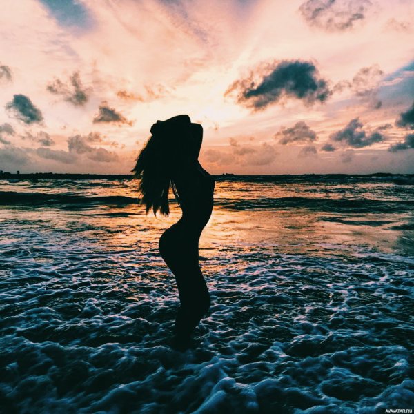 Красивые девушки на закате