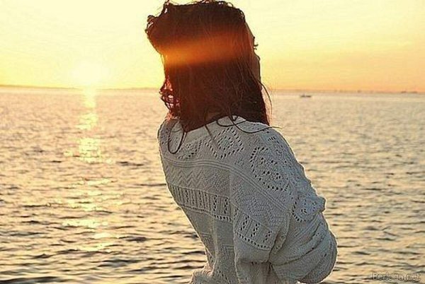 Брюнетка на море со спины