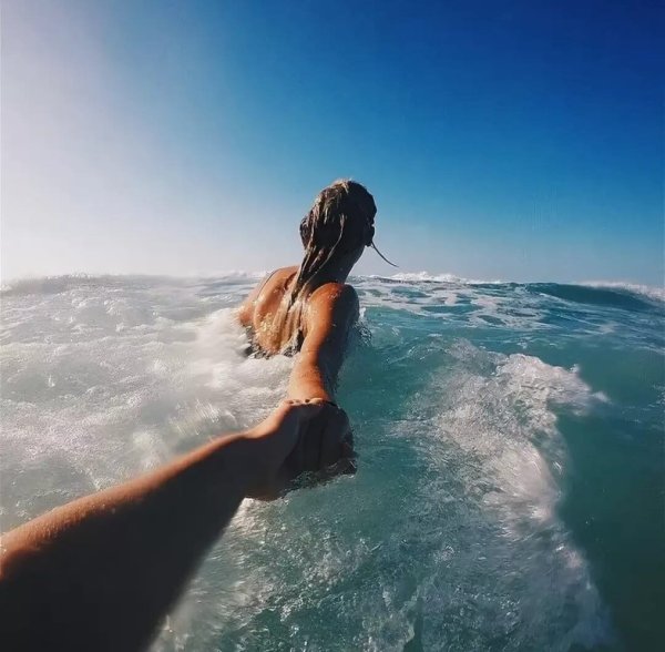 Блондинка на море