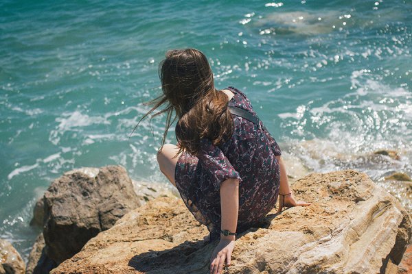 Девушка идет по пляжу