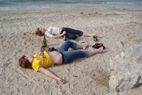 Пьяная женщина на пляже