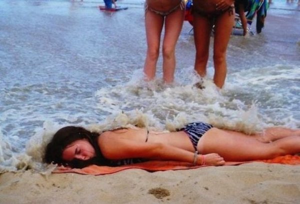 Люди на пляже смешно