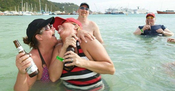 Пьяные девушки на море