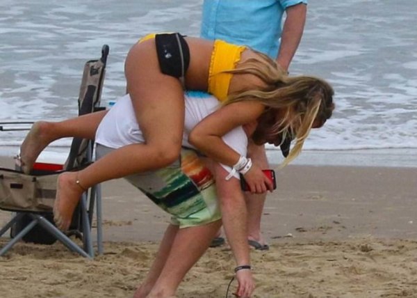 Отдыхающие на пляже американские студенты