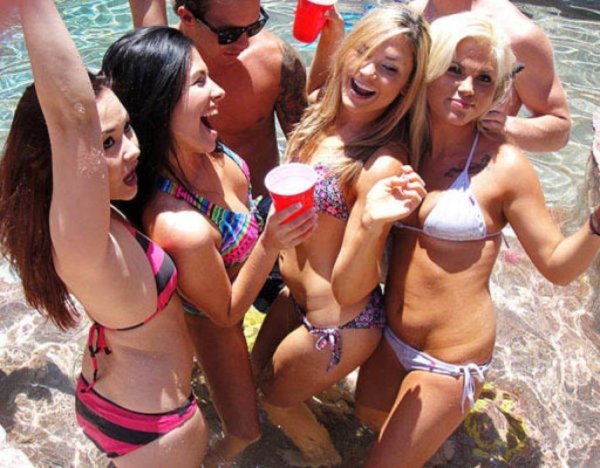 Хорватия девушки на пляже