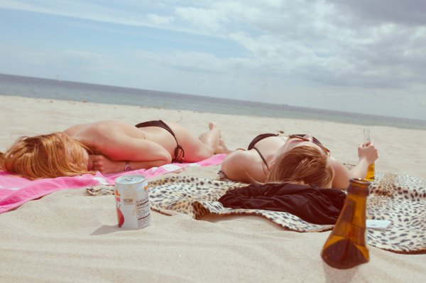 Пьяные девушки на пляже бесплатно порно видео