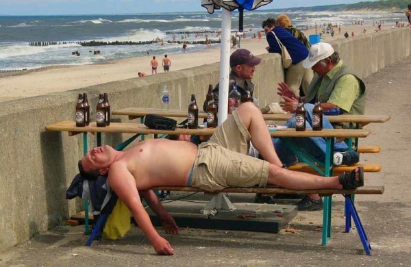 Море галька девушка