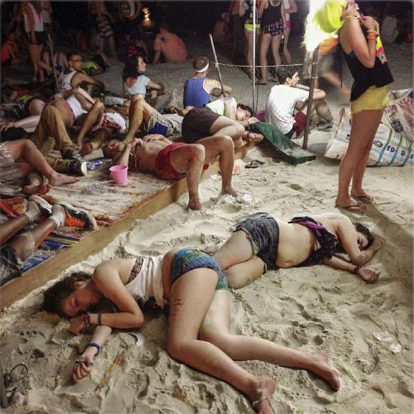 Две подруги на море смешные